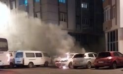 Park halindeki otomobile alev alev yandı