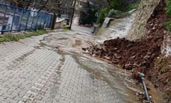 Sağanak vurdu, duvar dayanamadı!