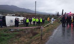 Sağlık personelini taşıyan servis devrildi: 25 yaralı