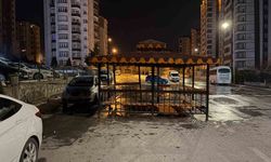 Şiddetli rüzgar, söktüğü kamelyayı bozmadan yola kondurdu