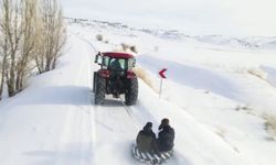 Traktör lastiğiyle köy sokaklarında kaydılar