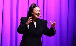 Yasemin Sakallıoğlu İzmir’de kahkaha fırtınası estirdi