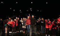 İzmir Şehir Tiyatroları’ndan görkemli prömiyer: Arturo Ui’nin yükselişi önlenemedi!