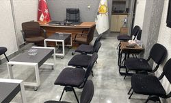 Balıkesir'de AK Parti binasına taşlı saldırı