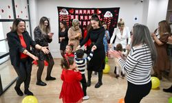 Bornova’da Sevgi Günü’nde minikler aileleriyle dans etti