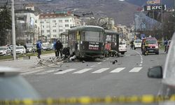 Raydan çıkan tramvay durağa daldı!