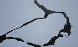 Buzlar eriyince ortaya çıkan manzara nefes kesti!