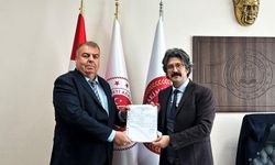 Çeşme Şoförler ve Otomobilciler Esnaf Odası Başkanı Ali Koparal mazbatasını aldı