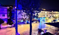 Çeşme’de sağanak yağış ve fırtına etkili oldu; Belediye ekipleri teyakkuzdaydı