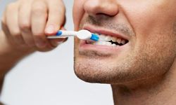 Diş eti kanaması masum değil: Kalp krizi riskini artırabilir!