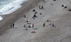 Dün fırtına vardı, bugün yaz geldi: Antalya’da 17 dereceyi gören sahile koştu!