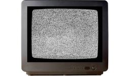 Ekranın ötesindeki gizli sinyal: TV izlerken beynimiz mi kontrol ediliyor?