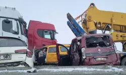 Erzurum'da araçlar sisli yolda birbirine girdi! Çok sayıda yaralı var