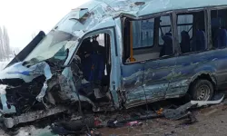 Hakkari'de feci kaza! Yolcu otobüsü minibüs ile çarpıştı