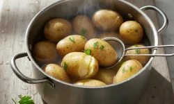 Patates suyunu çöpe dökenler çok pişman olacak! İşte evde tasarrufun sırrı
