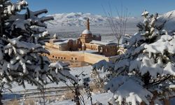 İshak Paşa Sarayı’nda kar büyüsü! Ortaya çıkan görüntüler mest etti