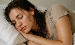 Islak saçla uyumak saçınızı ve cildinizi bitiriyor: Yastıktaki gizli tehlike!