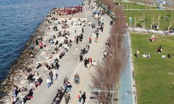 İzmir’de güneş yüzünü gösterdi: Sahiller doldu taştı