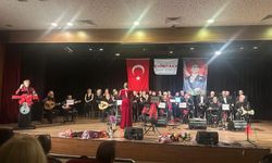 Karşıyaka’da salon dolu, ayakta izlediler