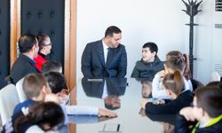 Başkanlık makamında miniklerden yoğun ilgi