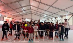 İzmir’de 1500 öğrenci ilk kez buz pistine çıktı