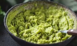 Pahalı kremleri çöpe atın: Mutfağınızdaki o yeşil mucizeyle 15 dakikada bebeksi cilt!