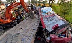 Yolcu otobüsü tırla çarpıştı: 11 ölü, 10 yaralı