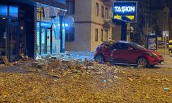 Şiddetli rüzgar binanın duvarını uçurdu