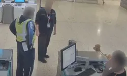 Vicdansızlığın bu kadarı... Uçağa alınmayan köpeğini havalimanında bağlayıp gitti!