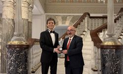 Akif Manaf’a Egeyön Barış Ödülü verildi