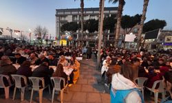 Dikili Cumhuriyet Meydanı’nda kurulan gönül sofraları yüzlerce vatandaşı buluşturdu