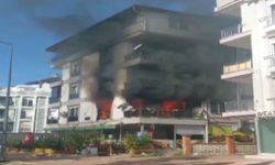 Antalya'da 4 katlı binada yangın! 2’si çocuk 6 kişi dumandan etkilendi