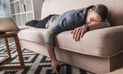 Biyolojik saati bozuyor, vücudu yıpratıyor... Kanepede uyuyanlar dikkat!