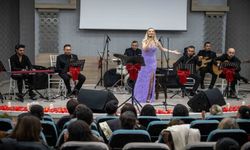 Bornova'da aşk şarkıları hep bir ağızdan söylendi