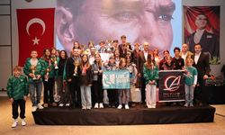 Foça’da Valilik Kupası heyecanı: Rüzgarın genç yıldızları madalyaya koştu