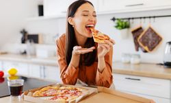 Hızlı yemek yiyenlerin midesinde neler oluyor ? Uzmanlar uyarıyor