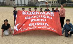 İzmir’de gençler İstiklal Marşı’nı coşkuyla andı
