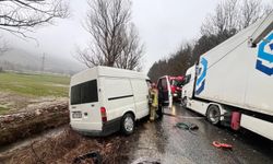 İzmir'de otomobil ile tır çarpıştı: Yaralılar var