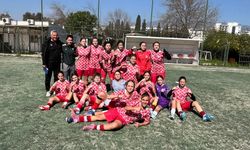 Konak Belediyespor U-17 kızları liderliği bırakmadı