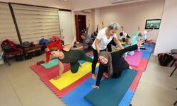 Konak’ta ileri yaş üyeler yoga ile sağlıklı kalıyor