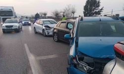 Manisa’da 4 araç birbirine girdi: Yaralılar var