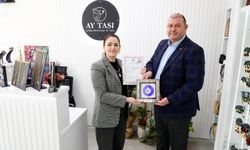 Menderes’te Başkan Çiçek’ten eşine ruhsat teslimi