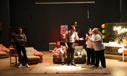 Menemenli oyuncular sahnede