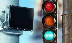 Trafik ışıklarındaki gizemli siyah kutular: Hız kamerası değil, yapay zeka çıktı!
