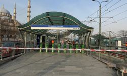 İstanbul'da raydan çıkan tramvaylar çarpıştı!