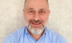 İzmir basınının deneyimli ismi Turan Gültekin yeni görevine başladı