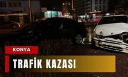 Kontrolden çıkan otomobiller çarpıştı: Trafik lambası devrildi, 2 kişi yaralandı