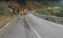 Ödemiş–Turgutlu yolunda korkutan anlar: Toprak kaydı, yol kapandı!