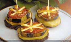 Kat kat diziliyor, Fırında lezzete dönüşüyor: Apartman köfte trendi!