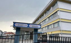 Ayser Çalık Ortaokulu'nun tabelası yeni binaya asıldı